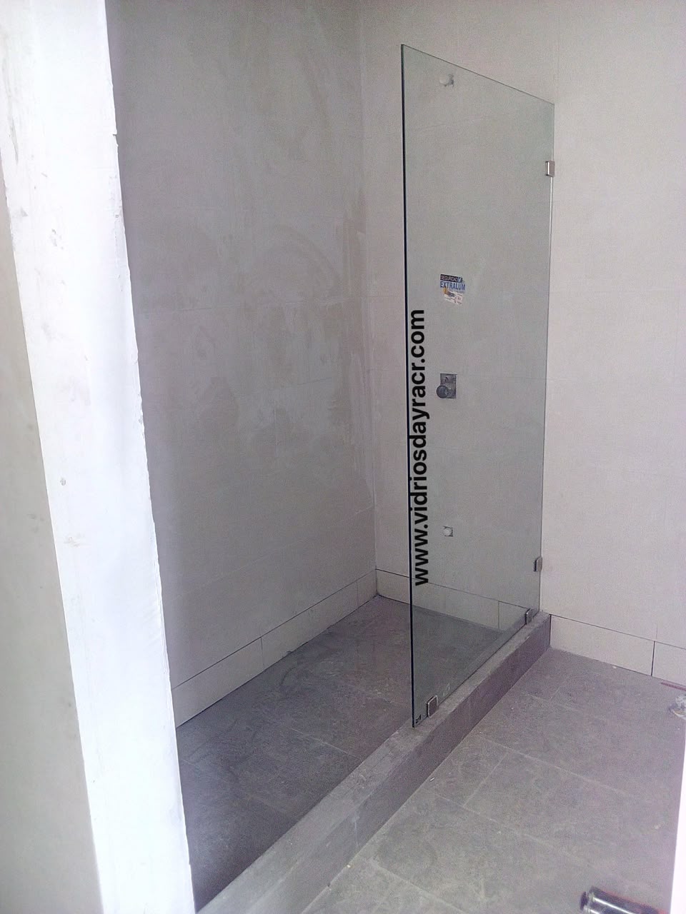 Mampara de ducha de vidrio con corte recto