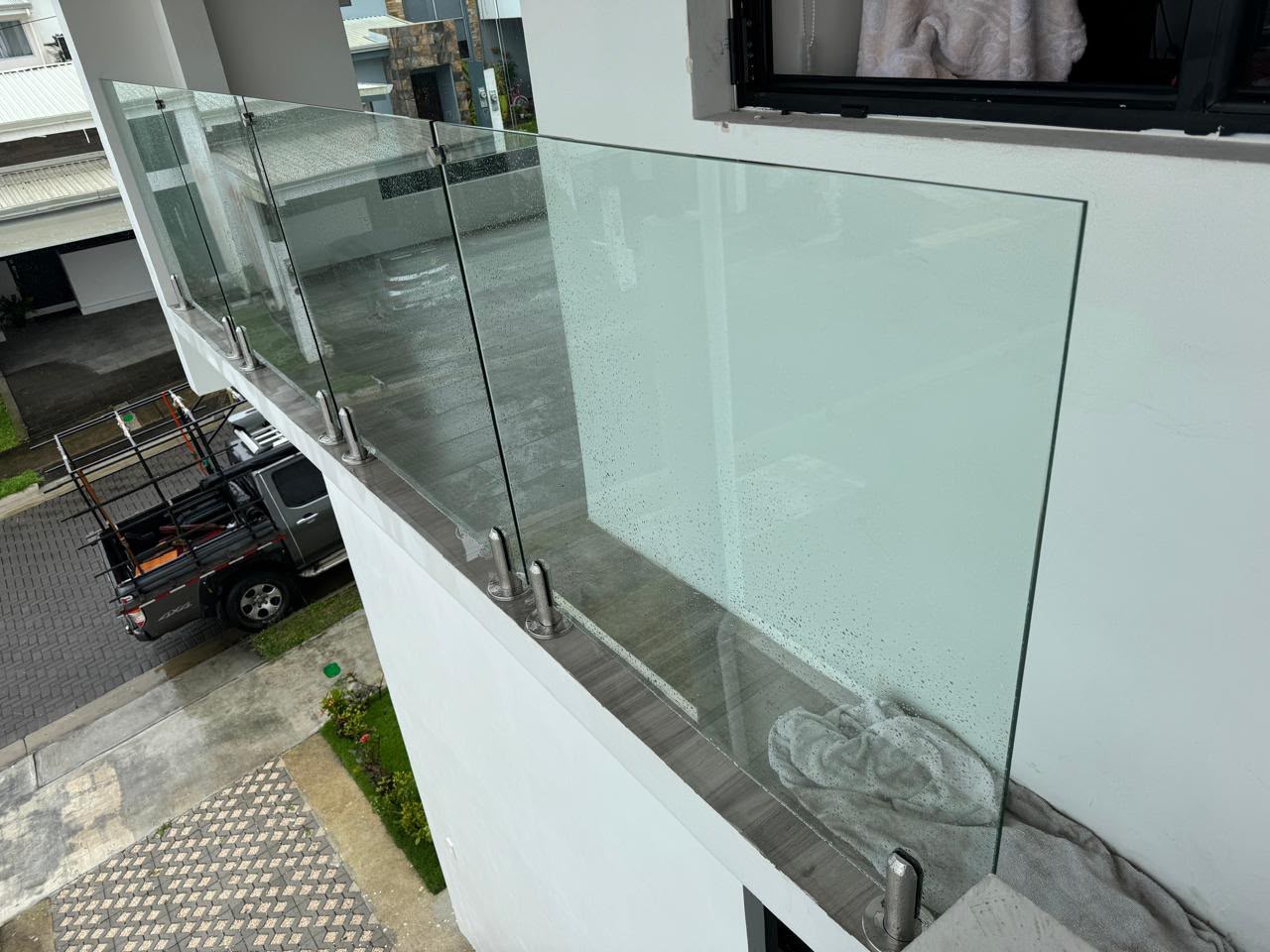 Barandas en vidrio de seguridad · Espigas · instalación de Vidrios Dayra, vista 1.
