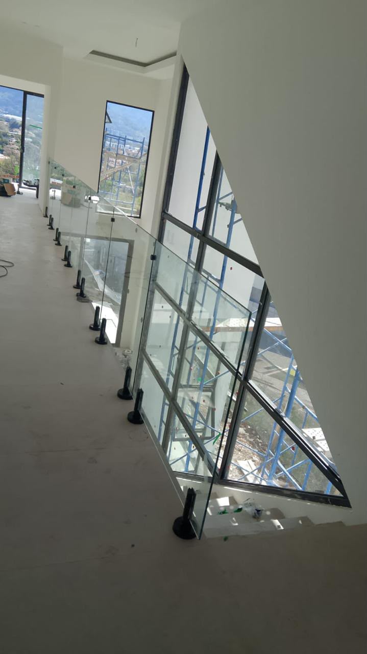 Barandas en vidrio de seguridad · Espigas · instalación de Vidrios Dayra, vista 2.