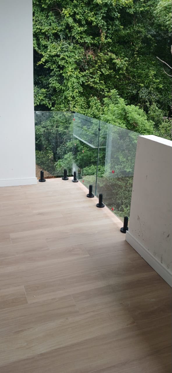 Barandas en vidrio de seguridad · Espigas · instalación de Vidrios Dayra, vista 3.