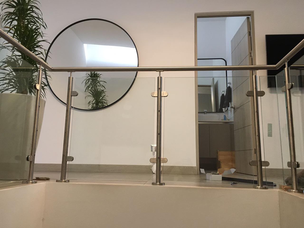 Barandas en acero inoxidable con postes y vidrio templado · instalación de Vidrios Dayra, vista 1.