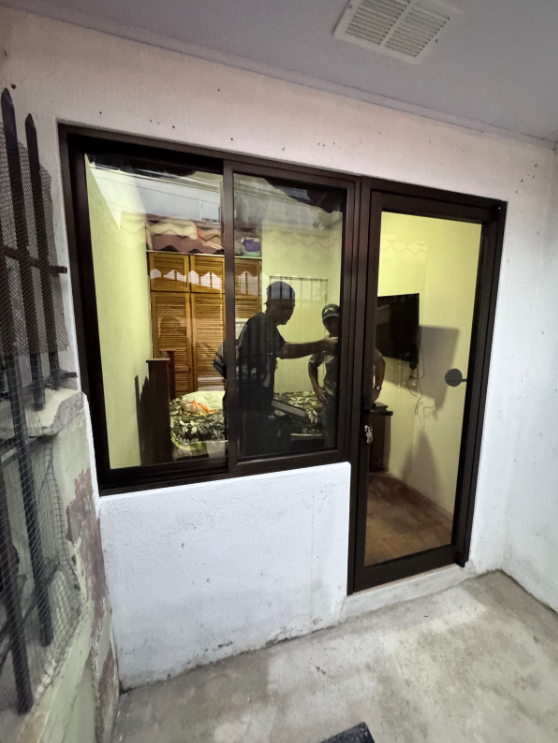 Ventana y puerta con perfiles oscuros en una habitación.